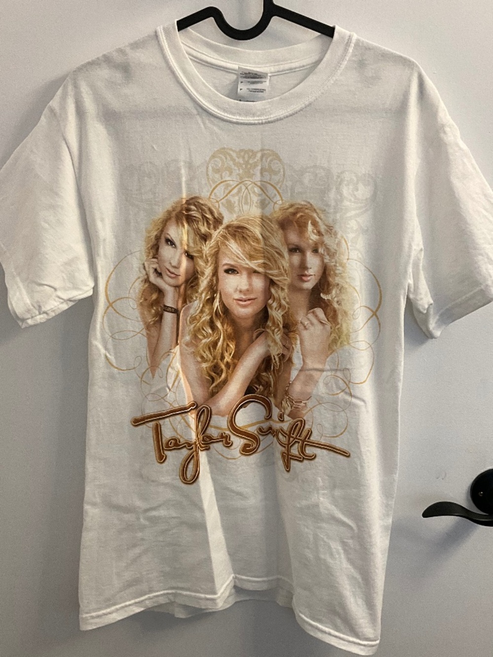 Y2K 2009 white Taylor Swift Fearless tour concert t-shirt, size small